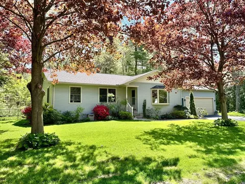 8 Kimberly Ln, Easthampton, MA 01027 photo 2