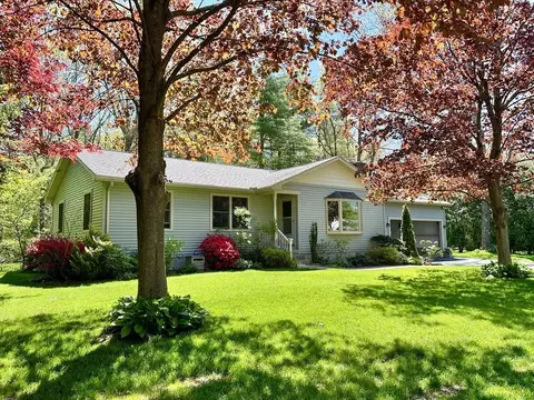 8 Kimberly Ln, Easthampton, MA 01027