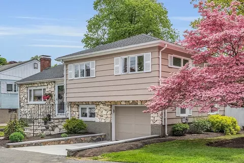 24 Kittredge St, Peabody, MA 01960