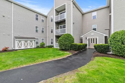 4 Marc Dr #4B5, Plymouth, MA 02360