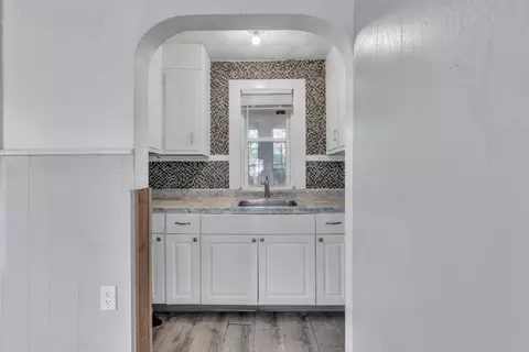 Entry Way - 213 Tyler St, Springfield, MA 01109 photo 4 of 5