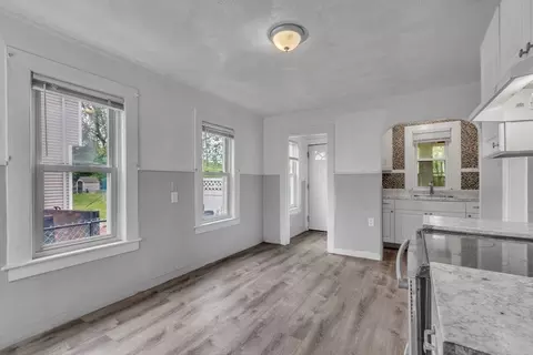 Entry Way - 213 Tyler St, Springfield, MA 01109 photo 3 of 5