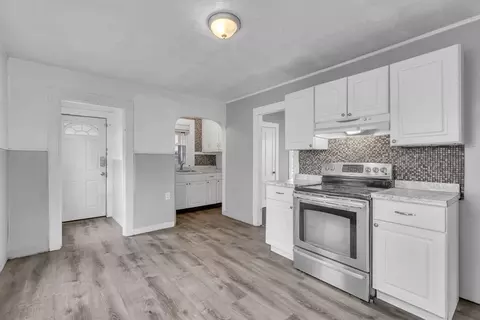 Entry Way - 213 Tyler St, Springfield, MA 01109 photo 2 of 5