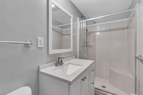 Bath - 213 Tyler St, Springfield, MA 01109 photo 2 of 3