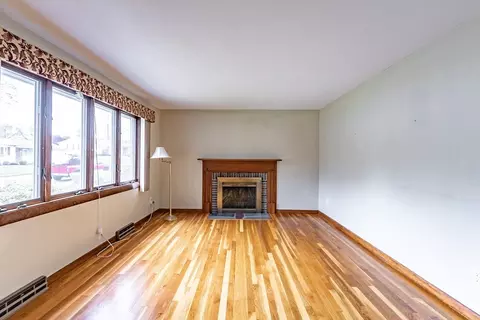 Living - 149 Cyran St, Chicopee, MA 01020 photo 2 of 5