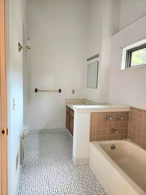 Bath - 42 E Bluff Rd #42, Ashland, MA 01721 photo 4 of 6