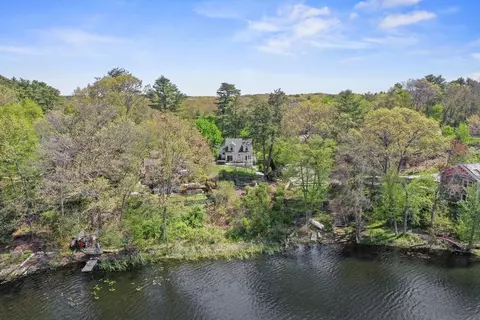 233 Lake Dr, Hamilton, MA 01982