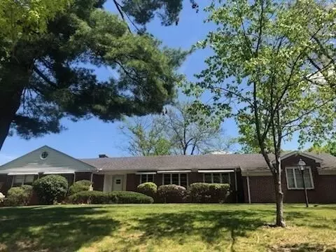 35 Squire Ln, Springfield, MA 01118
