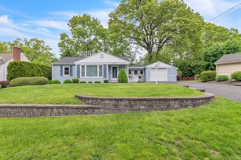 118 Woodlawn St, Chicopee, MA 01020