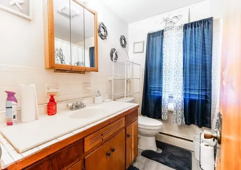 Bath - 386 Grayson Dr, Springfield, MA 01119 photo 3 of 3