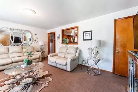 Living - 386 Grayson Dr, Springfield, MA 01119 photo 1 of 2