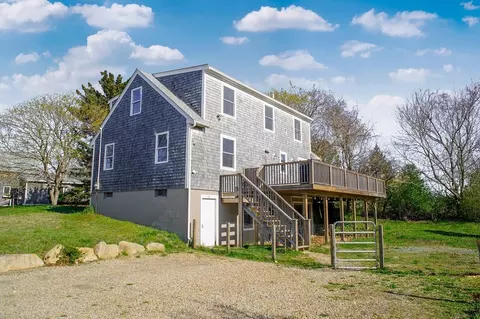 16 Franklin Ave, Oak Bluffs, MA 02557