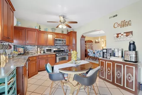 31 Friendship St, Fall River, MA 02724 photo 10