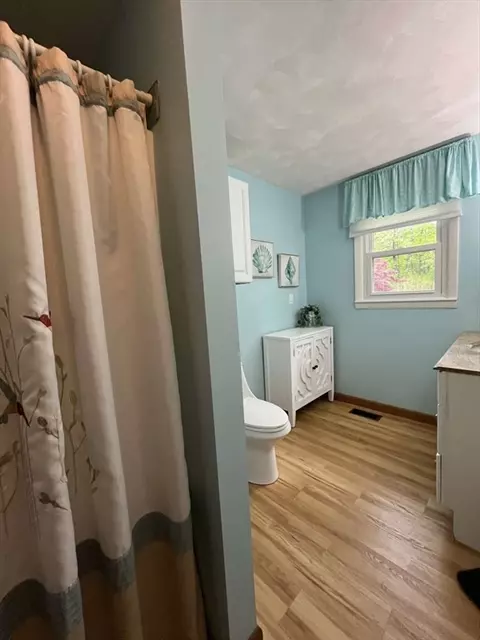 Bath - 179 Maple St, Douglas, MA 01516 photo 4 of 5