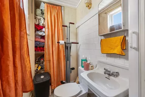 Bath - 974 Plymouth Ave, Fall River, MA 02721 photo 1 of 1