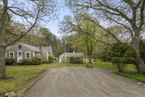 19 Oakdale Dr, Edgartown, MA 02539