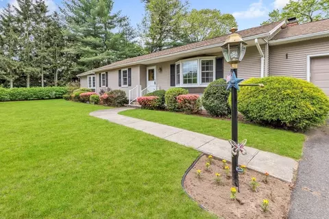 11 Wildwood Ln, South Hadley, MA 01075
