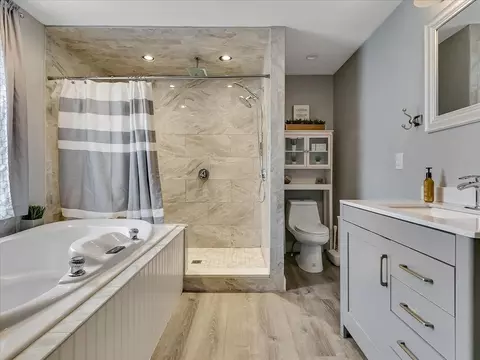 Bath - 337 Ash St, Reading, MA 01867 photo 2 of 3