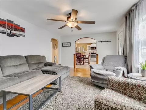 Living - 337 Ash St, Reading, MA 01867 photo 2 of 4
