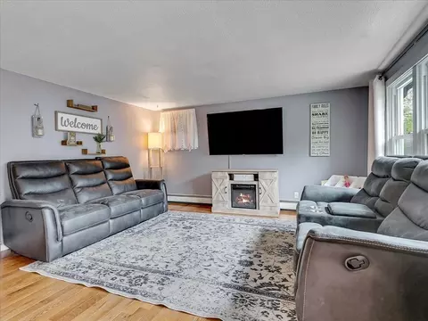 Living - 337 Ash St, Reading, MA 01867 photo 4 of 4