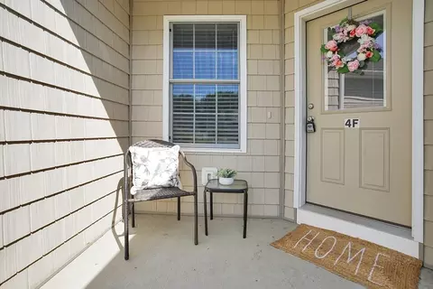 4 Maple View Ln #F, Agawam, MA 01001