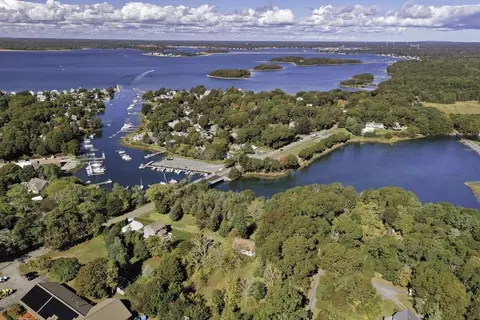 827 Shore Rd, Pocasset, MA 02559