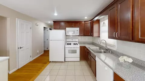 Entry Way - 17 Leland Dr, Springfield, MA 01109 photo 1 of 1