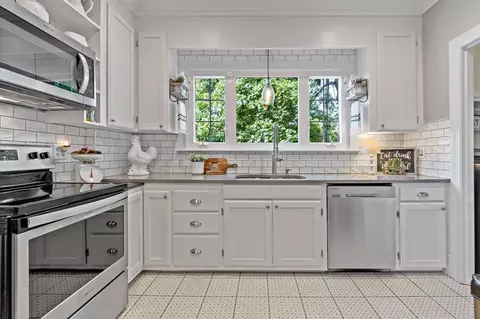 458 Weetamoe St, Fall River, MA 02720 photo 9