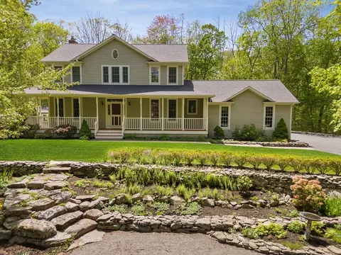 40 Robincrest Ct, Seekonk, MA 02771