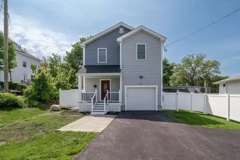 9 Hall St, Webster, MA 01570