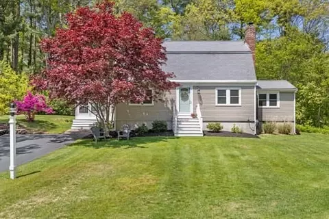 14 Standish St, Pembroke, MA 02359