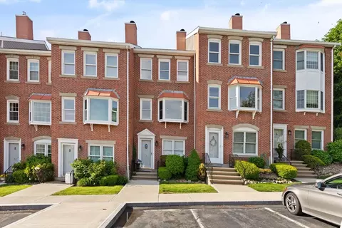 29 Breakwater Dr #29, Chelsea, MA 02150