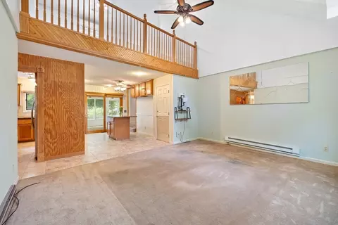Living - 409 Holcomb Rd, Springfield, MA 01118 photo 4 of 6