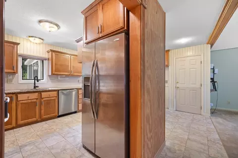 Entry Way - 409 Holcomb Rd, Springfield, MA 01118 photo 3 of 3