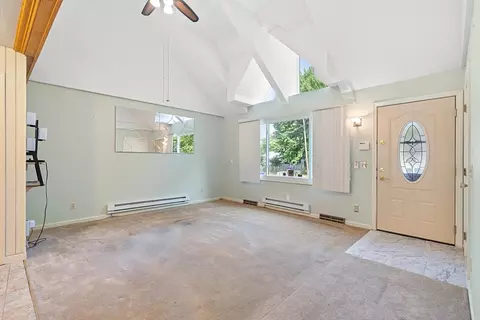 Living - 409 Holcomb Rd, Springfield, MA 01118 photo 2 of 6