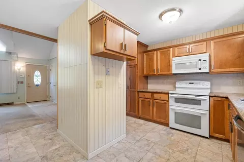 Entry Way - 409 Holcomb Rd, Springfield, MA 01118 photo 2 of 3
