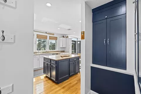 Entry Way - 98 Central Ave, Scituate, MA 02066 photo 2 of 5