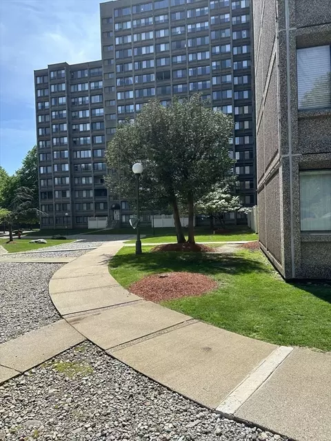 250 Hammond Pond Pkwy #111N, Chestnut Hill, MA 02467