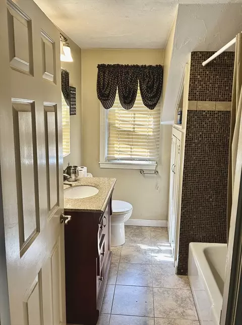 Bath - 9 Ardlock Pl, Dudley, MA 01571 photo 1 of 3