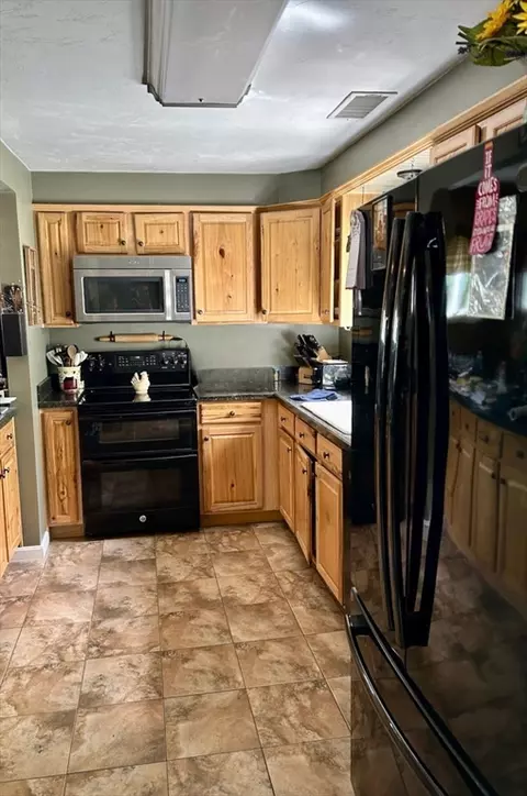 Kitchen - 9 Ardlock Pl, Dudley, MA 01571 photo 1 of 1