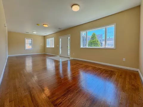 Living - 156 Barnes St, Fall River, MA 02723 photo 2 of 4