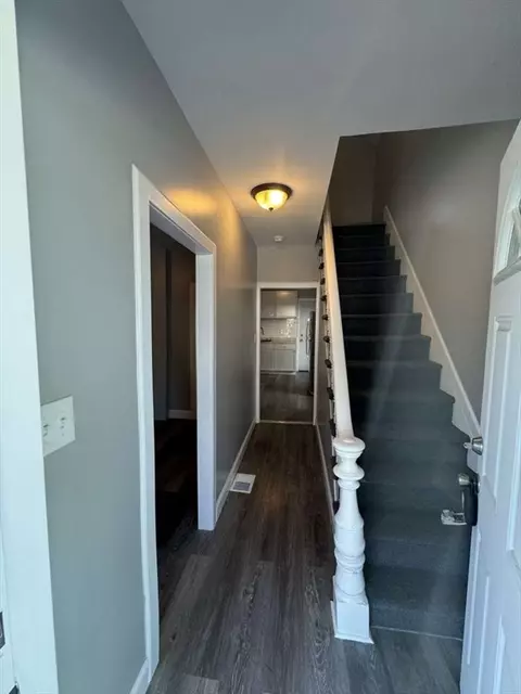 Entry Way - 36 Queen St, Springfield, MA 01109 photo 3 of 4