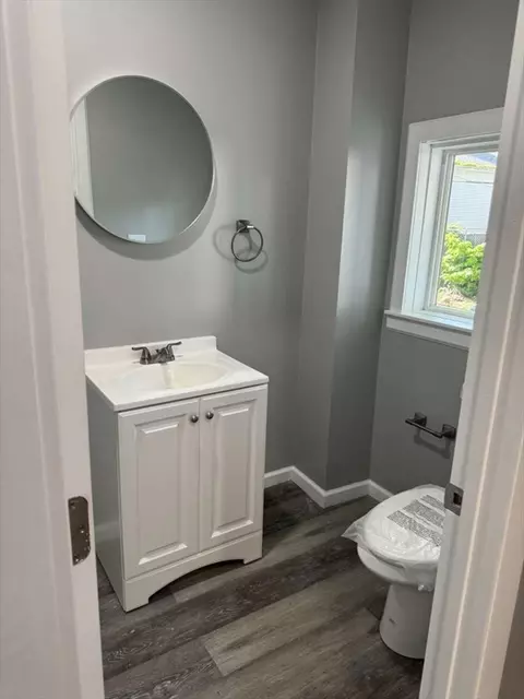 Bath - 36 Queen St, Springfield, MA 01109 photo 1 of 2