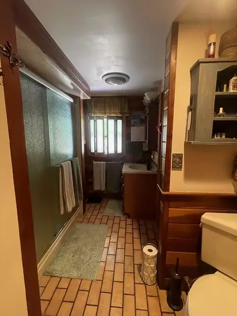 Bath - 11 Samuel Dr, Phillipston, MA 01331 photo 1 of 2