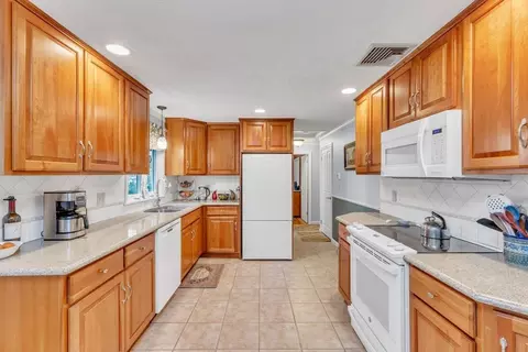Kitchen - 125 E Allen Ridge Rd, Springfield, MA 01118 photo 4 of 5