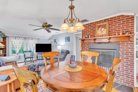 Dining - 125 E Allen Ridge Rd, Springfield, MA 01118 photo 2 of 3