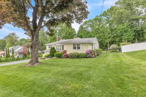 Exterior - 125 E Allen Ridge Rd, Springfield, MA 01118 photo 1 of 7