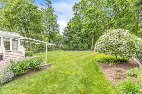 Exterior - 125 E Allen Ridge Rd, Springfield, MA 01118 photo 4 of 7