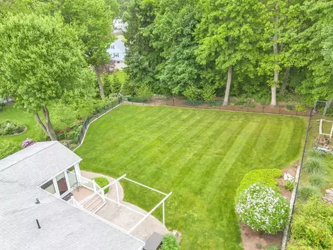 Exterior - 125 E Allen Ridge Rd, Springfield, MA 01118 photo 2 of 7