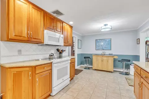 Kitchen - 125 E Allen Ridge Rd, Springfield, MA 01118 photo 3 of 5